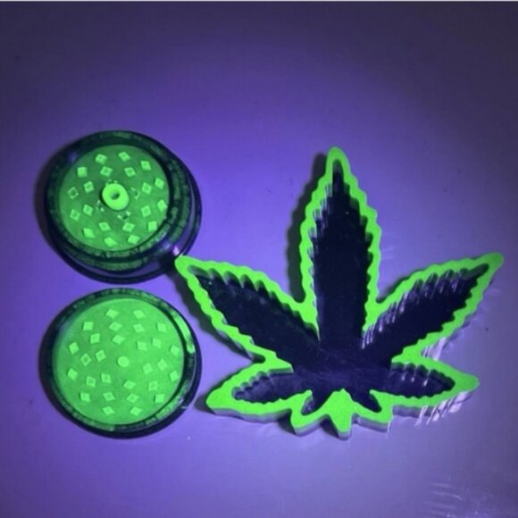 Glow in the Dark Leaf Ashtray W/ Matching Tobacco Grinder Green Black Resin - Picture 1 of 3
